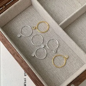 Set di cinque sottili anelli in argento S925 con piccoli ciondoli in zircone