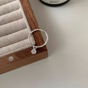 Anello sottile in argento sterling S925 minimalista con piccolo ciondolo diamante solitario
