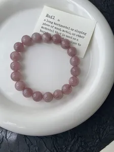 Makroaufnahme von 8mm lichtdurchlässigen grauvioletten Amethyst-Perlen auf einem Keramikteller