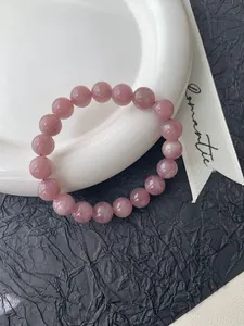 Detail von natürlichem brasilianischem lila Amethyst Armband auf weißem Keramikteller