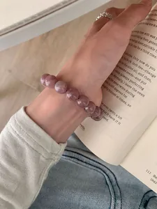 Detailaufnahme eines Damen-Armbands aus natürlichen grauvioletten Amethystperlen aus Brasilien