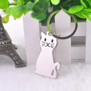 Simpatico portachiavi in metallo a forma di gatto con finitura argento lucido e anello