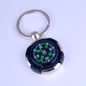 Détail macro d'un porte-clés boussole portable avec des repères verts fluorescents