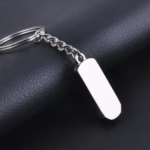 Portachiavi minimalista in metallo argento con piastrina rettangolare lucida su pelle