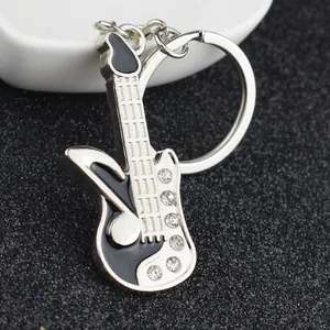 Portachiavi chitarra elettrica in metallo con note nere e strass brillanti decorativi