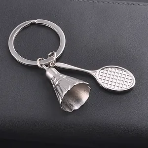 Detailaufnahme von silbernem Badmintonschläger und Shuttlecock Anhänger auf Leder