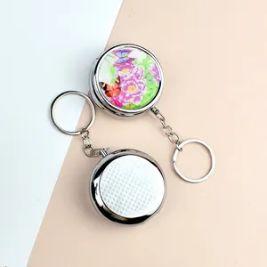 Porte-clés boîte à pilules en métal avec motif de pivoine et finition argent poli