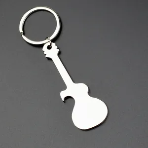 Polierter silberner Gitarren Schlüsselanhänger mit integriertem Flaschenöffner Detail