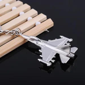 Portachiavi a forma di caccia in metallo argentato lucido su supporto in legno