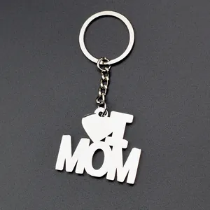 Porte-clés en métal poli avec lettrage ajouré I Love MOM et cœur sur fond noir mat