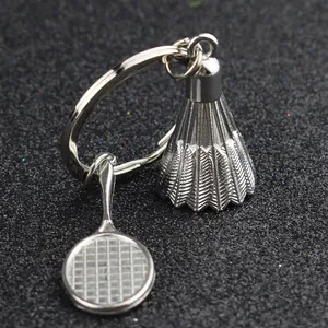 Nahaufnahme eines metallischen Badminton-Schläger und Federball Schlüsselanhängers