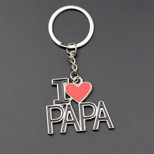 Détail du porte-clés I Love Papa en métal avec émail noir et blanc et cœur rouge