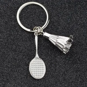 Makro-Detail von silbernem Badmintonschläger und Shuttlecock an Metall-Schlüsselring