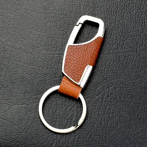 Makro-Detail von braunem Leder-Auto-Schlüsselanhänger mit silbernem Karabinerhaken