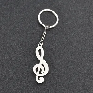 Dettaglio di un portachiavi a forma di chiave di violino in metallo argento lucido