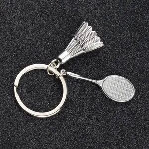 Detailansicht silberner Badminton-Schläger und Federball Schlüsselanhänger aus Metall
