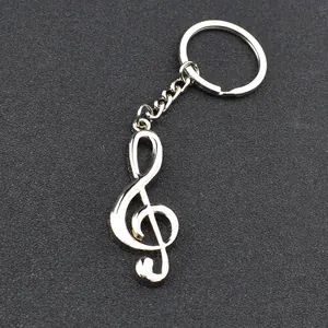 Portachiavi con chiave di violino in metallo argento lucido su sfondo nero