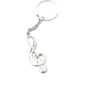 Portachiavi con nota musicale chiave di violino in metallo lucido su sfondo bianco