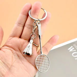 Silberner Badminton-Schläger und Federball Schlüsselanhänger als Sportgeschenk