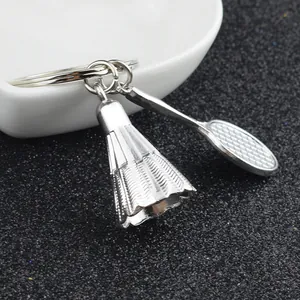 Detail von silbernem Badminton-Schläger und Federball Schlüsselanhänger aus Metall