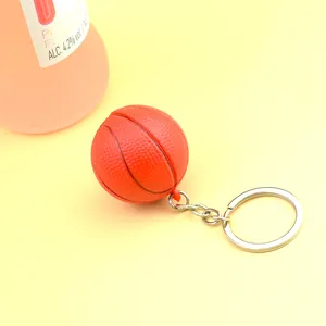 Detalle de un llavero de baloncesto naranja creativo con textura realista y anillo metálico