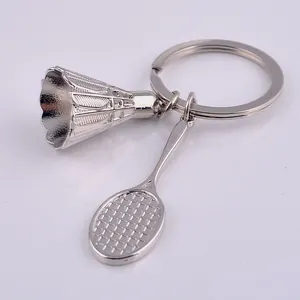 Detailaufnahme eines glänzenden silbernen Federballschläger- und Shuttlecock-Schlüsselanhängers