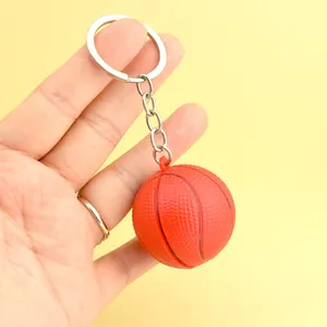 Llavero de baloncesto naranja con textura realista y anillo plateado en fondo amarillo