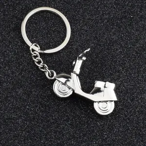 Detaillierte Draufsicht auf silbernen Motorroller-Schlüsselanhänger aus Metall
