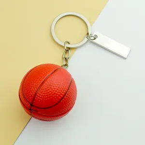 Detalle de un llavero de baloncesto creativo con textura realista y placa de metal