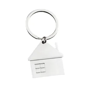 Porte-clés maison en métal argenté poli avec détails de fenêtre sur fond blanc épuré