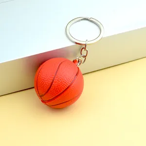 Llavero mini de baloncesto con textura naranja detallada y anillo de metal plata