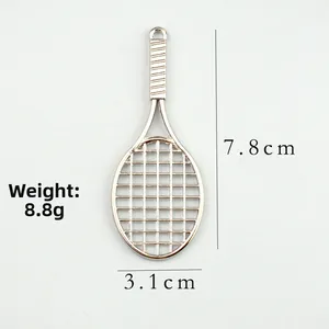 Silberner Tennis-Schläger Schlüsselanhänger Maße 7,8cm Höhe und 8,8g Gewicht im Detail