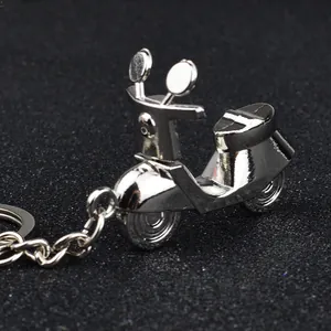 Polierter Metall-Schlüsselanhänger in Motorroller-Form mit glänzendem Silber-Finish