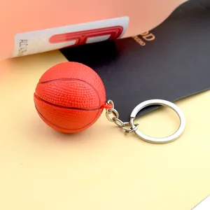Primer plano de un llavero de baloncesto naranja con un anillo de metal plateado