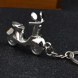 Detaillierte Nahaufnahme eines silbernen Motorrad-Schlüsselanhängers mit Metallfinish