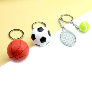 Detalle macro de llaveros de baloncesto, fútbol y tenis con anillas de metal