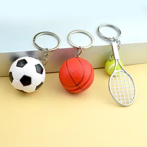 Detalle de llaveros creativos de baloncesto, fútbol y raqueta de tenis con acabado metal