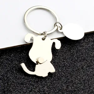 Llavero de perro metálico plateado con placa personalizable sobre fondo de contraste