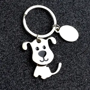 Llavero de perro en metal plateado pulido con placa ovalada grabable sobre fondo negro