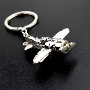 Porte-clés avion en métal argenté poli avec un design d'avion vintage à hélice