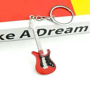 Gros plan d'un porte-clés guitare électrique émaillé rouge et noir avec détails fins