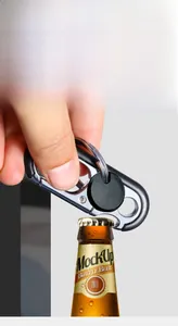 Gros plan d'un porte-clés multifonction en métal utilisé comme décapsuleur pratique
