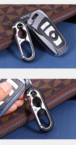 Makro-Detail des silbernen Schlüsselanhängers mit integriertem Flaschenöffner und Karabiner