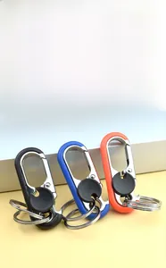 Gros plan du porte-clés multifonction avec design à double anneau et décapsuleur intégré