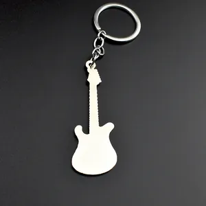 Gros plan d'un porte-clés guitare électrique en métal argenté sur fond noir