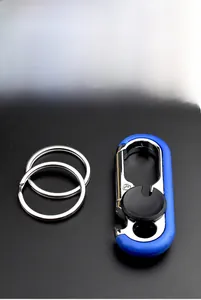 Détail du porte-clés en métal avec poignée bleue et fonction décapsuleur intégrée