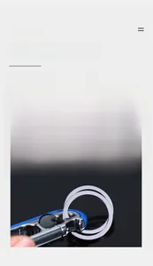 Détail du porte-clés de voiture en acier poli avec insert bleu et décapsuleur intégré