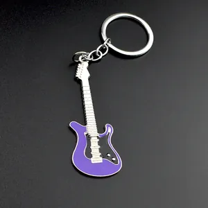 Gros plan détaillé d'un porte-clés guitare violet et noir avec accents métalliques