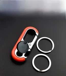 Détail du porte-clés en alliage de zinc orange et argent avec deux anneaux et clip