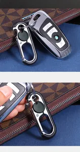 Détail d'un porte-clés métallique multifonction avec décapsuleur et poignée antidérapante